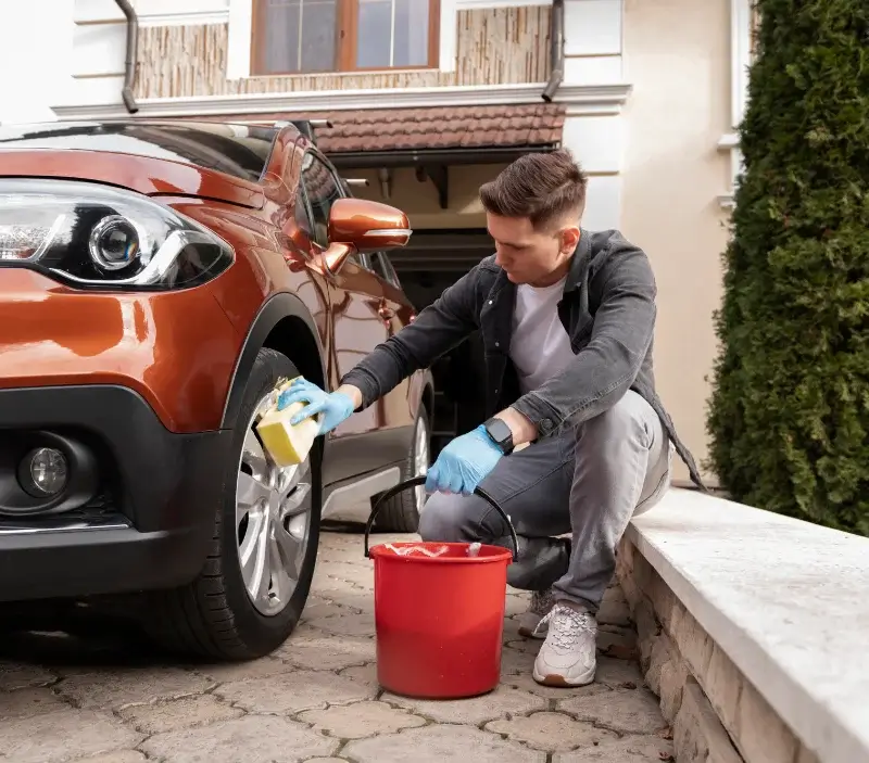 Lavage auto à domicile Ranville : professionnel intervenant sur un véhicule